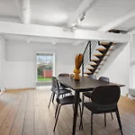 Come Stay - Stilfuld Elegance For 4 Med Pejs